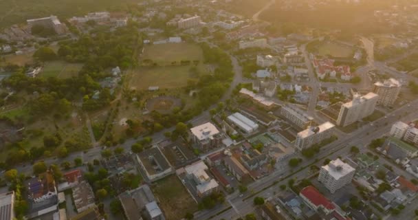 Vista de ángulo alto del barrio urbano con edificios de apartamentos de varios pisos, parques y zonas deportivas al atardecer. Port Elisabeth, Sudáfrica — Vídeos de Stock