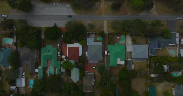 Blick von oben auf Häuser im Stadtbezirk. Überfliegen Sie niedrige Einfamilienhäuser mit Gärten. Port Elisabeth, Südafrika — Stockvideo