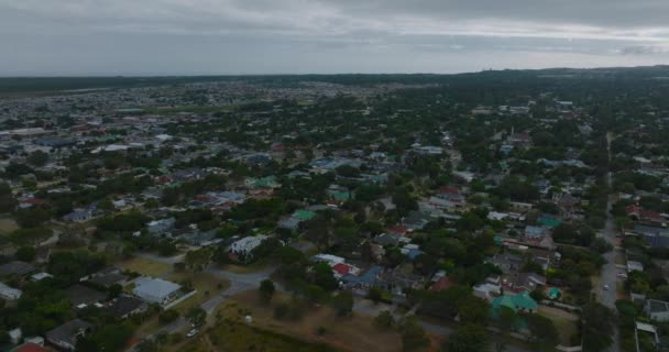 Widok z lotu ptaka duży obszar domów rodzinnych w dzielnicy miejskiej w płaskim krajobrazie. Port Elisabeth, Republika Południowej Afryki — Wideo stockowe