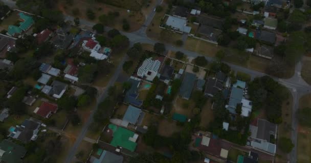 Vysokoúhlé záběry obytných domů v městské čtvrti. Nakloňte se odhalit město a mořské pobřeží. Port Elisabeth, Jihoafrická republika — Stock video