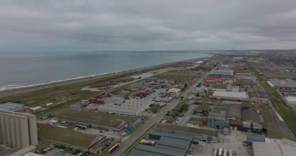 Flygfoto av logistik- eller produktionsanläggningar i förorten. Upptagen motorväg leder längs havskusten. Port Elisabeth, Sydafrika — Stockvideo