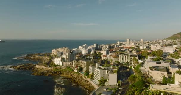 観光地の海沿岸にある複数階建てのアパートやホテルのスライドショー。南アフリカ共和国ケープタウン — ストック動画