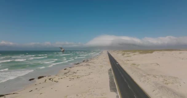 海波冲刷白沙滩的海岸景观空中景观.沿着海岸开车的汽车. — 图库视频影像