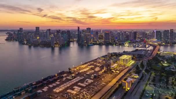 Respirant hyper lapse tiré grande ville au coucher du soleil. Ciel coloré au-dessus des bâtiments modernes de grande hauteur sur la côte de la mer. Miami, États-Unis — Video