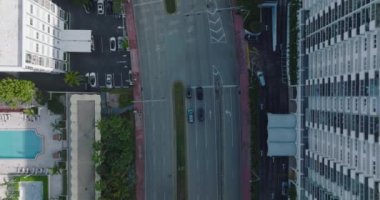 Şehir merkezindeki modern yüksek binalar arasında uzanan geniş, çok şeritli bir kurbağanın tepeden tırnağa görüntüsü. Miami, ABD