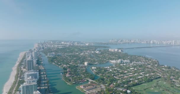 Filmato panoramico aereo della grande città sul lato mare. Centro città grattacieli uffici in lontananza. Miami, Stati Uniti — Video Stock