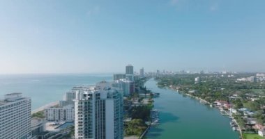 Miami Sahili 'nde lüks binalar. Tropikal bölgedeki deniz kıyısının havadan görünüşü. Miami, ABD