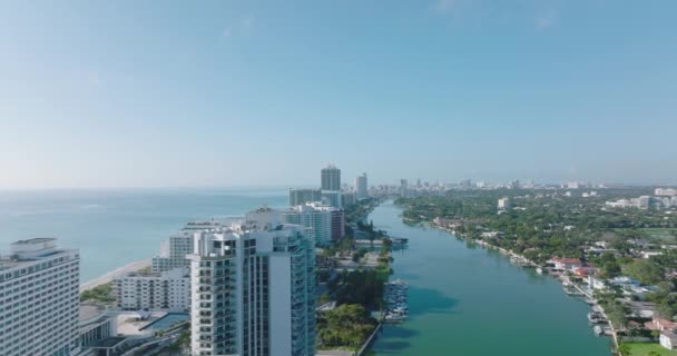 Luxe hoge gebouwen op Miami Beach. Luchtfoto van de zeekust in de stad in tropisch gebied. Miami, Verenigde Staten — Stockvideo