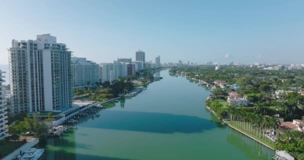 Luchtfoto 's van luxe woonwijk in tropisch gebied. Gebouwen aan de kreekwaterkant. Miami, Verenigde Staten — Stockvideo