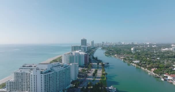 Nagranie lotnicze rzędu nowoczesnych budynków wielokondygnacyjnych na wybrzeżu morskim. Luksusowe domy apartamentowe lub hotele. Miami, USA — Wideo stockowe
