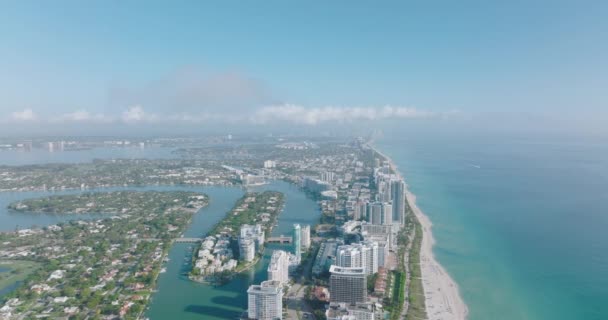 Día soleado en la costa del mar. casas de apartamentos de lujo en el barrio urbano, imágenes panorámicas aéreas. Miami, Estados Unidos — Vídeos de Stock