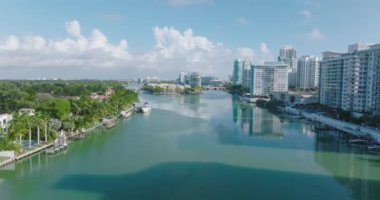 Kasabada güneşli bir gün, su yüzeyinin üzerinde uçuyor modern çok katlı konutlarla kaplı. Miami, ABD
