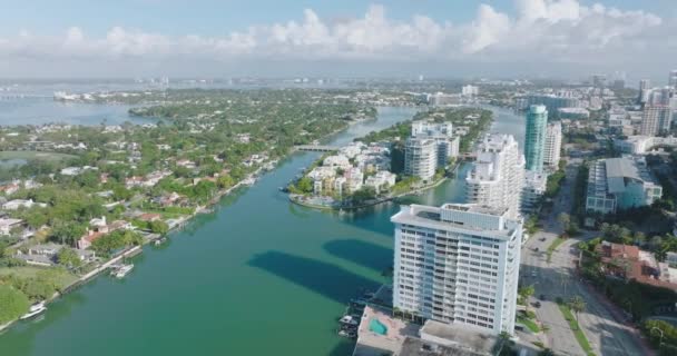 Foto aérea del barrio urbano. Urbanización a orillas del arroyo Indian Creek. Día soleado en la ciudad. Miami, Estados Unidos — Vídeos de Stock