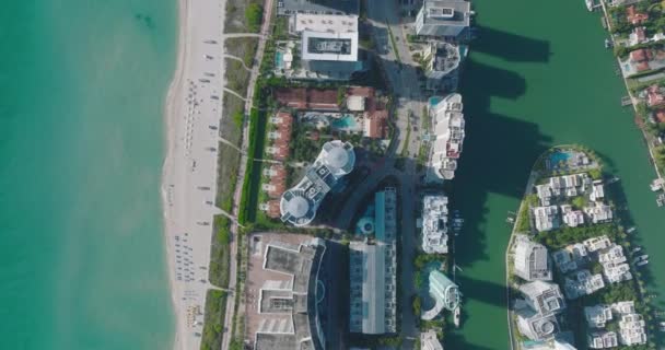海滨豪华住宅区鸟瞰图.热带目的地沿着沙滩排成行的高楼。美国迈阿密 — 图库视频影像