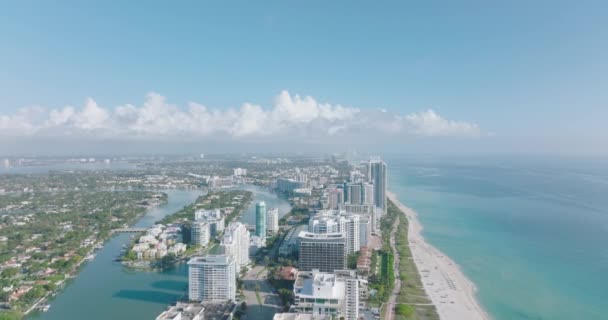 Flygfoto av höga moderna byggnader i stadsdelen vid havskusten. Framåt flyger över stan. Miami, USA — Stockvideo