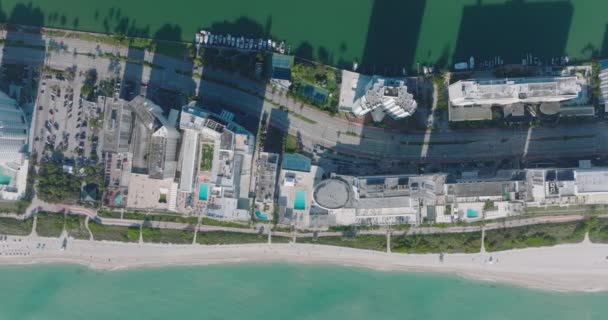 海滨豪华旅游目的地的酒店鸟瞰.多巷干道沿线的现代建筑排成一排.美国迈阿密 — 图库视频影像
