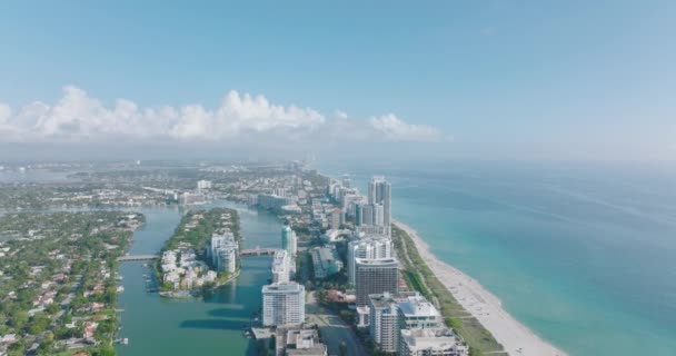 Kustlijn stedelijke wijk panorama. Miami Beach en Allison Island in Indian Creek op zonnige dag. Miami, Verenigde Staten — Stockvideo