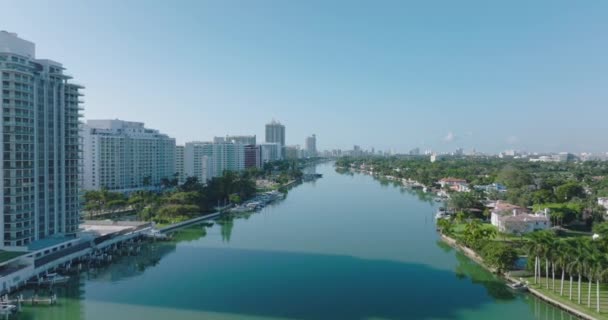 Superfície de água calma de Indian Creek refletindo árvores e edifícios em luxuoso bairro urbano residencial. Miami, EUA — Vídeo de Stock