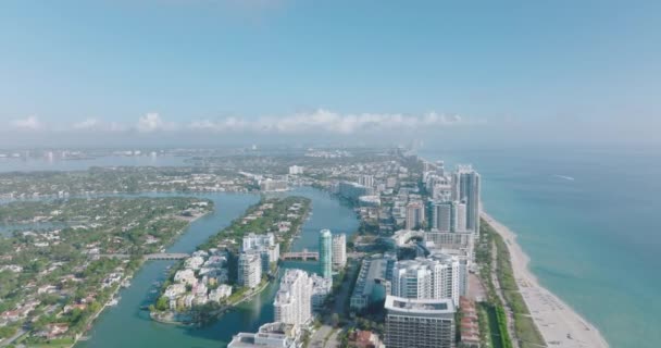 Многоэтажные жилые дома вдоль морского побережья и городских районов на островах в ручьях и заливах. Майами, США — стоковое видео