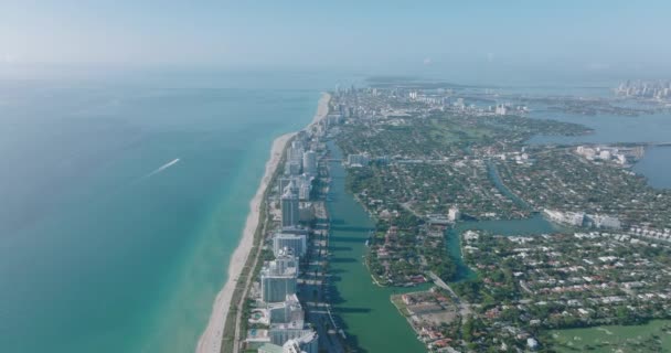 城市在海洋海岸的高处.沿着现代高层公寓楼的沙滩条纹.美国迈阿密 — 图库视频影像