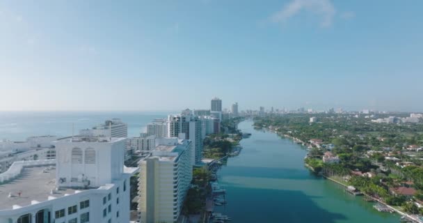 海滨奢华的城区,多层公寓楼被水环绕.镇上阳光灿烂的一天。美国迈阿密 — 图库视频影像