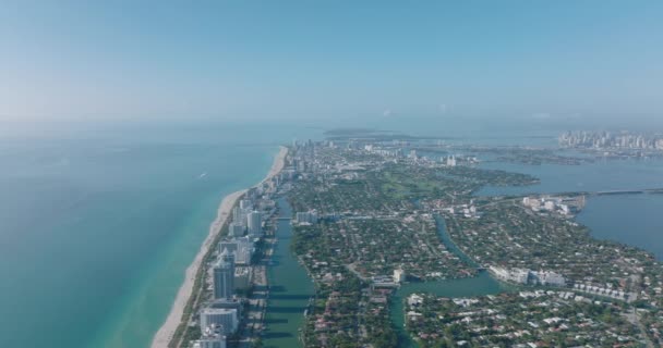 位于岛屿和半岛上的城市。环水的城镇发展的空中全景。美国迈阿密 — 图库视频影像