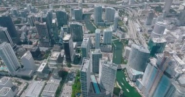 Metropolis 'in modern ticaret bölgesinin üzerinde uç. Şehir merkezindeki gökdelenler şehir merkezini çevreleyen gökdelenler. Miami, ABD