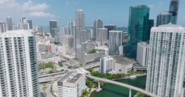 Şehir merkezindeki yüksek katlı binalar ve ulaşım altyapısı. Büyük ve modern şehirde güneşli bir gün. Miami, ABD