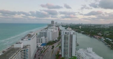 Şehir merkezinin kıyı şeridindeki otoban boyunca modern yüksek binalar. Deniz kenarındaki lüks apartmanlar. Miami, ABD