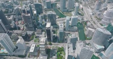 Şehir merkezindeki yüksek binalar. Şehir merkezindeki gökdelenlerin üzerinden nehir boyunca geriye doğru uçun. Miami, ABD