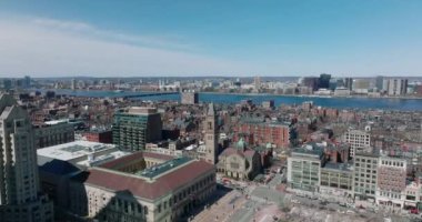 Kırmızı tuğlalı apartmanlarla çevrili Eski Güney Kilisesi 'nin hava manzarası. Arka planda Charles Nehri 'nin geniş nehir yatağı var. Boston, ABD
