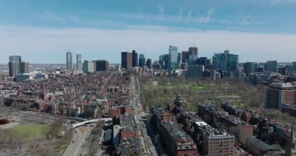 Imágenes ascendentes aéreas del desarrollo de la ciudad. Casas adosadas clásicas con apartamentos en contraste con las modernas torres de oficinas de gran altura en el fondo. Boston, Estados Unidos — Vídeos de Stock