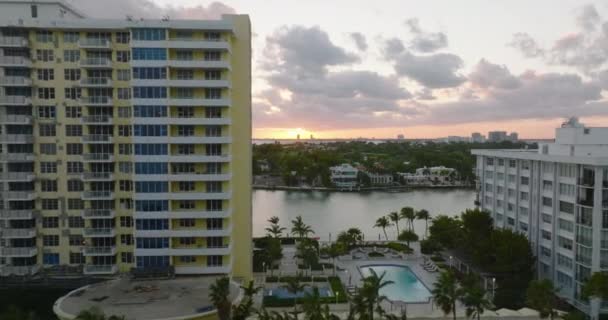 Avanti volare sopra località di vacanza nella destinazione tropicale. Rivelare skyline con sagome grattacielo contro il cielo tramonto in lontananza. Miami, Stati Uniti — Video Stock