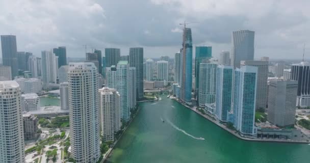 Imágenes descendentes aéreas del distrito urbano futurista. Grupo de altos edificios residenciales u oficinas de paseo marítimo. Miami, Estados Unidos — Vídeos de Stock