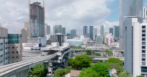 Flygbilder från futuristiska stadsdelar. Transportinfrastruktur bland höga moderna byggnader. Miami, USA — Stockvideo