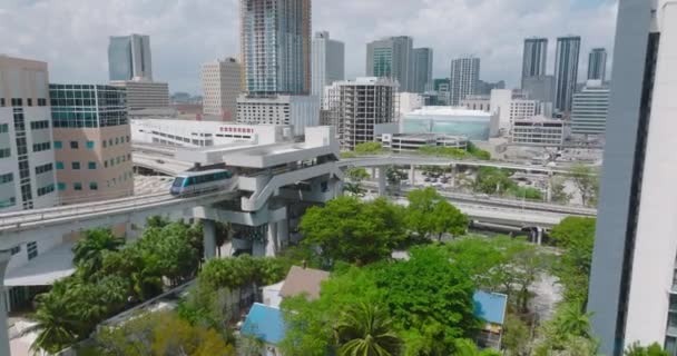 Modern şehir merkezindeki istasyonda otomatik yolcu nakliye aracı yaklaşıp duruyor. Metroda toplu taşıma. Miami, ABD — Stok video