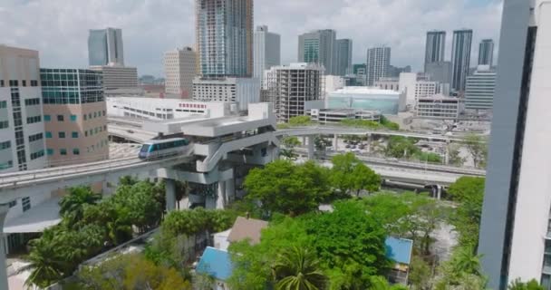 Automatiska persontransporter järnvägsfordon närmar sig och stannar vid stationen i moderna stadsdelen. Metromover kollektivtrafik. Miami, USA — Stockvideo