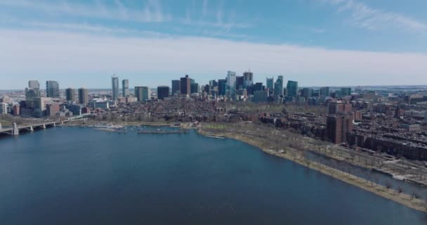 Aerial panoramic ascending footage of city with downtown skyscrapers. Fly above wide River Charles. Boston, USA — Vídeo de stock