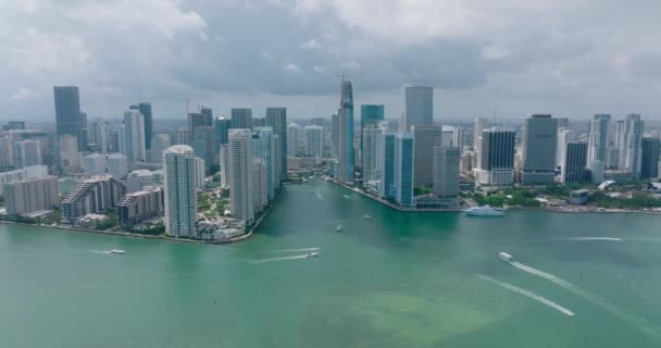 Vista aérea de los barcos que se mueven en la superficie del agua alrededor de edificios de gran altura en el distrito urbano moderno. Miami, Estados Unidos — Vídeo de stock