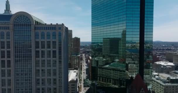 Fényes üveg homlokzat John Hancock Tower tükröző környező épületek. Előre repülnek a város felett. Boston, Egyesült Államok — Stock videók