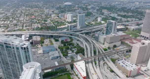 Leť nad moderní městskou čtvrtí. Vysoký úhel pohledu na rušnou dálniční křižovatku. Individuální doprava a infrastruktura. Miami, USA — Stock video