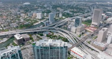 Büyük şehirde karmaşık otoyol kavşağının yüksek açılı görüntüsü. Bireysel ulaşım ve altyapı trafiği. Miami, ABD