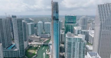 Lüks apartmanların ya da iş binalarının havadan görünüşü. Miami nehri çevresindeki gökdelenler. Miami, ABD