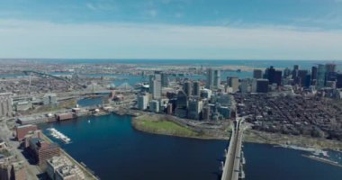 Metropolün havadan panoramik görüntüsü. Charles Nehri 'ndeki Dan Nehri' nin etrafındaki yoğun otoyol. yerleşim yerleri ve şehir merkezindeki gökdelenler. Boston, ABD