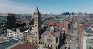 Eski Güney Kilisesi 'nin yüksek kulesinin etrafında uç. Yerleşim yerlerindeki kırmızı tuğlalı evlerin panoramik görüntüsü ortaya çıkıyor. Boston, ABD