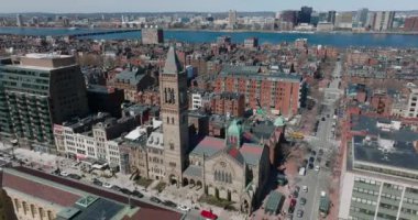 Şehir merkezindeki eski taştan kilisenin hava indirme görüntüleri. Charles Nehri 'nin geniş bir akışı var. Boston, ABD