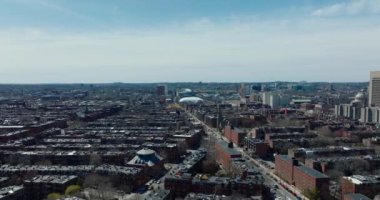 Büyük şehrin üzerinden uç. Eski konutlardaki tuğlalı evler. Havadan panoramik görüntü. Boston, ABD