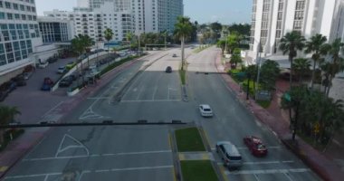 Şehirdeki trafiğin yüksek açılı görüntüsü. Çok şeritli otobanda arabaların izini sürüyorum. Palmiye ağaçları ve tropikal bitki örtüsü. Miami, ABD