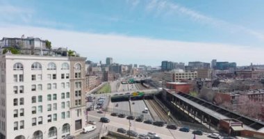 Şehir merkezindeki Massachusetts otobanındaki trafiğin hava görüntüsü. Paralel tren raylarında tren sürüyor. Boston, ABD