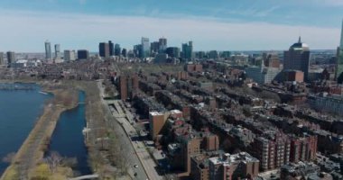 Büyük şehrin havadan yükselen görüntüleri. Charles nehri kıyısındaki yerleşim yeri ve şehir merkezindeki yüksek katlı ofis kuleleri. Boston, ABD